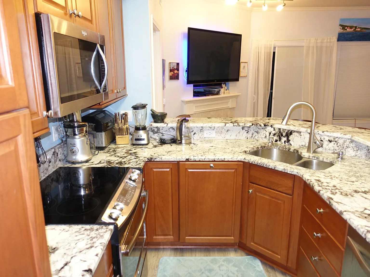 2 bed, 974 sqft, $2,400 — Photo 1