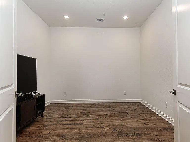 1137 Stillwater Pond Dr — Photo 14