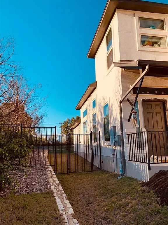 3 bed, 2.5 bath, 2154 sqft, $2,200 — Photo 2