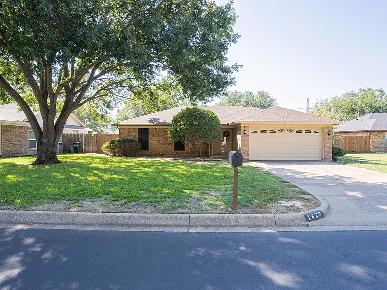 1429 Hall Dr — Photo 8