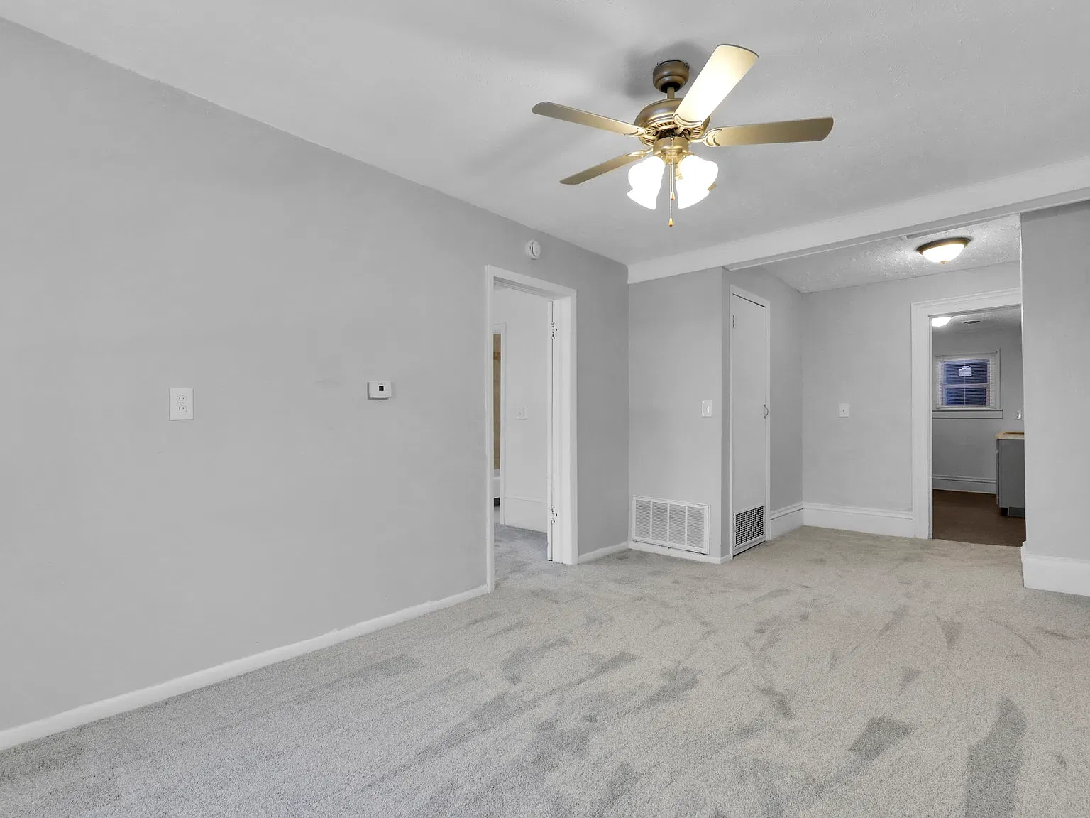 2 bed, 930 sqft, $1,050 — Photo 2