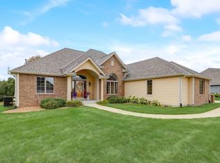 1303 Ridgeside Rd, Oconomowoc, WI 53066