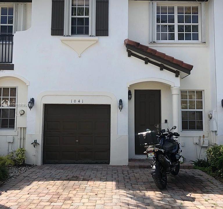 1st image of 1041 NE 30th Ave #0