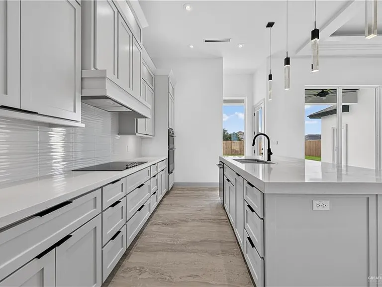 1017 Dolores St — Photo 9