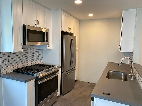 4th image of 2955 Columbia St APT 1