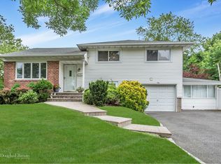 1 Frederick Dr, Plainview, NY 11803