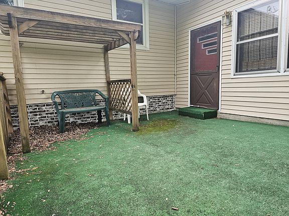 3rd image of 921 3rd Ave NE
