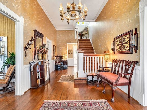 4th image of 428 College St