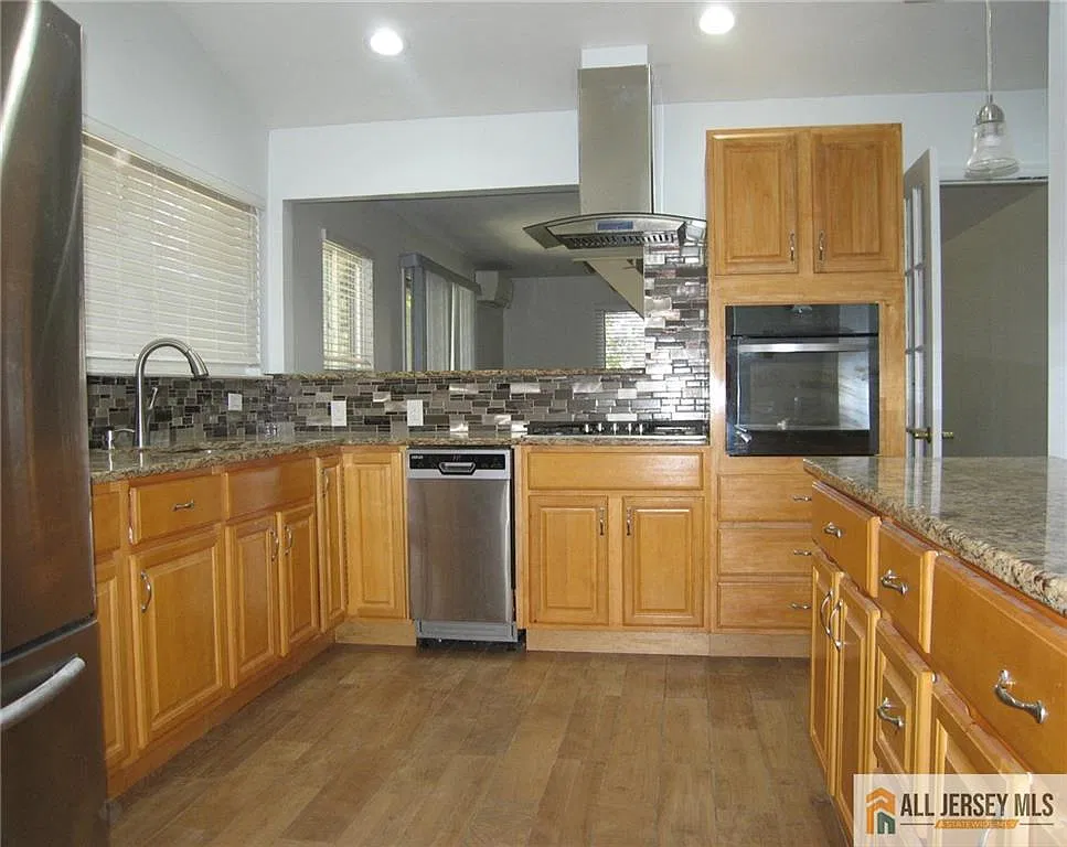 4 bed, 2.5 bath, 2116 sqft, $4,100 — Photo 2