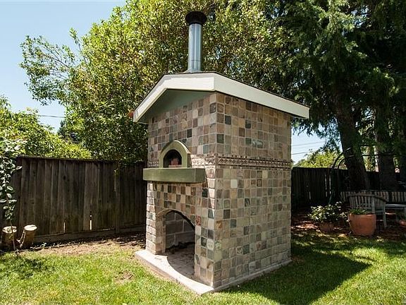 4th image of 1140 Manor Dr