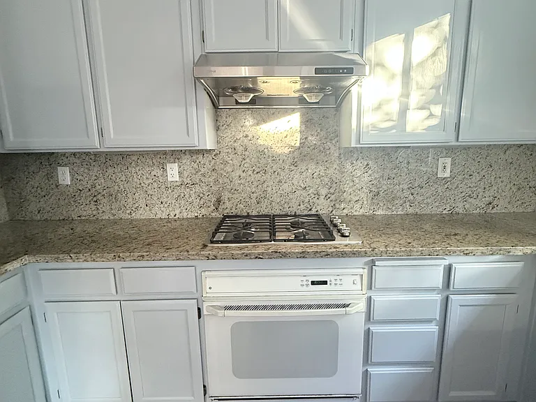 16 Elmwood Dr — Photo 3