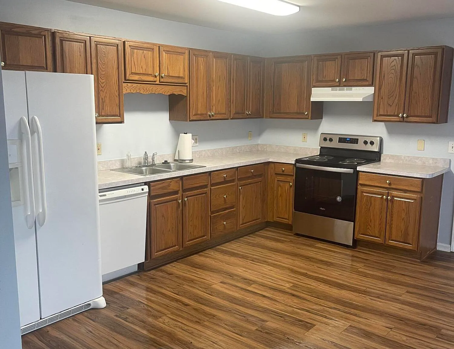 3 bed, 2.5 bath, 2373 sqft, $2,350 — Photo 2
