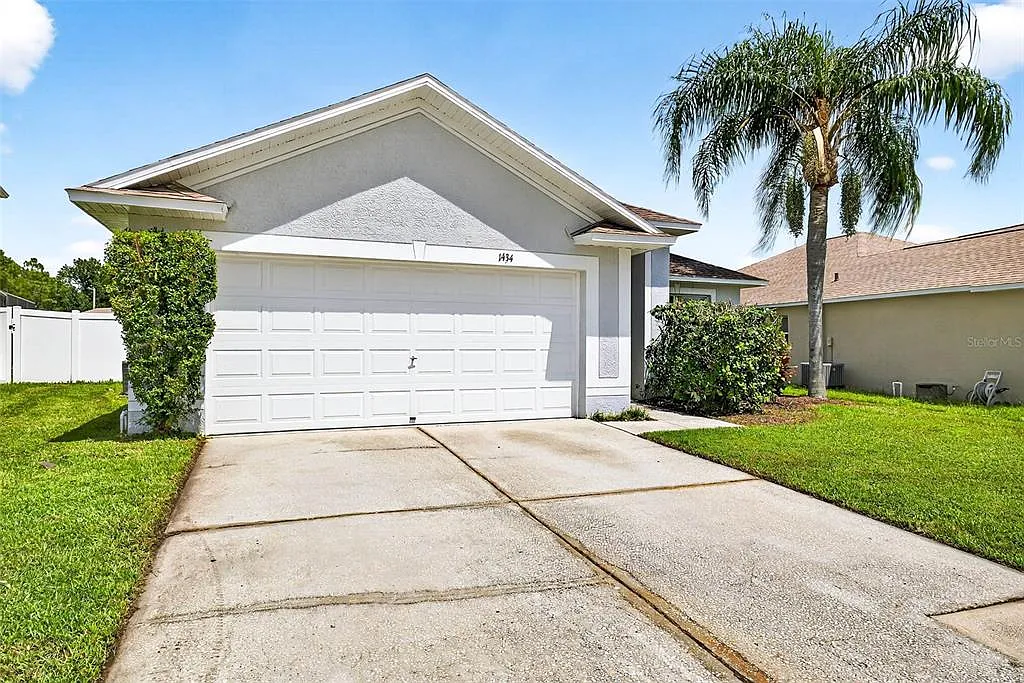 4 bed, 2.0 bath, 1868 sqft, $2,850 — Photo 3