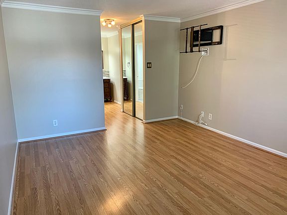 5th image of 309 Yoakum Pkwy APT 202