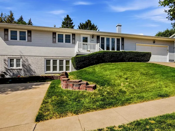 2215 Jaeger Dr, Dubuque, IA 52003