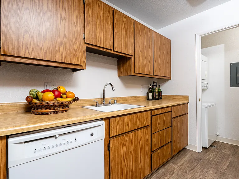 The Seasons Apartments — Photo 6