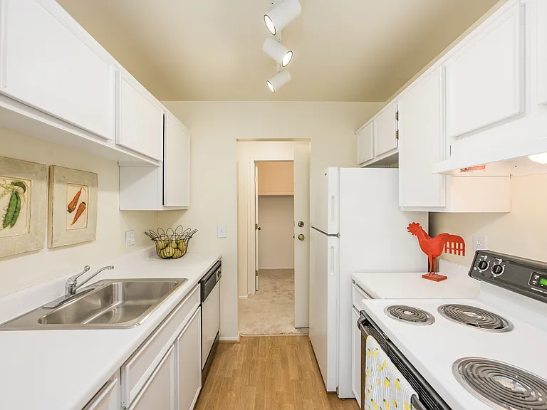 Green Hill Apartments — Photo 30