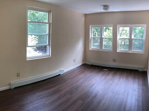 3rd image of 17 Herbert Pl #1