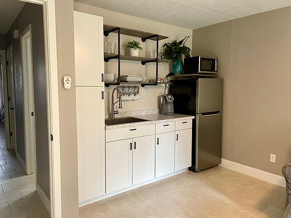 kitchenette includes a portable cooktop