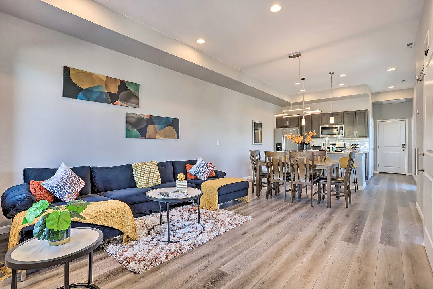 3 bed, 2.0 bath, 1732 sqft, $5,025 — Photo 2