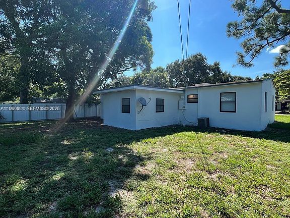 5th image of 215 SW 21st Way