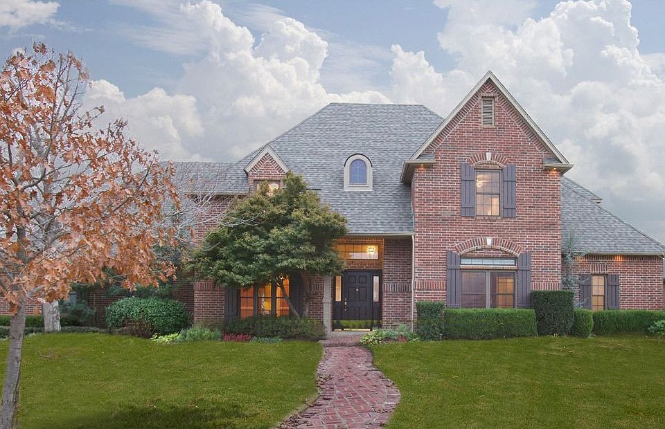 Great street presence, side-entry garage, cul-de-sac location