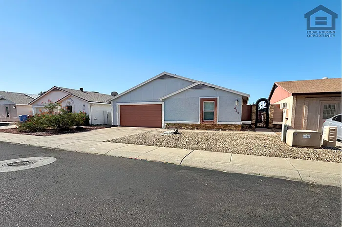 3 bed, 2.0 bath, 1168 sqft, $2,095 — Photo 4