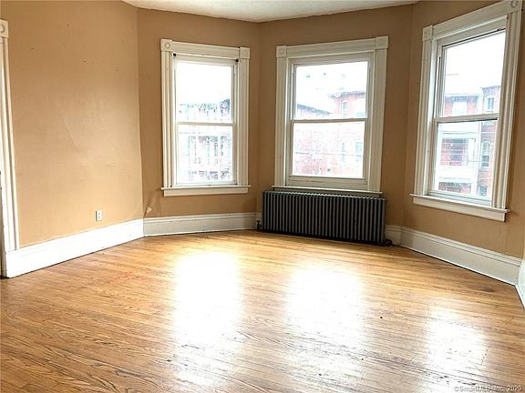 4th image of 137 Babcock St