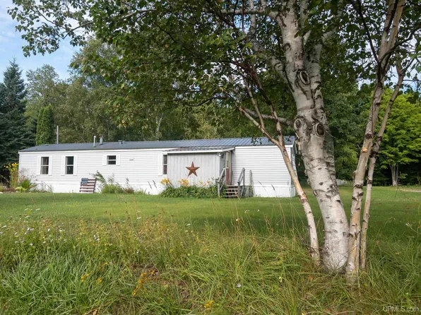N6923 Connors Rd, Munising, MI 49862