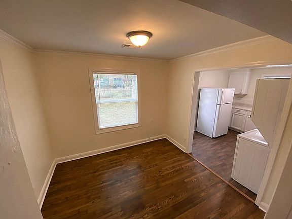 4th image of 1049 E Walthal Cir