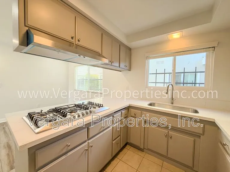 18012 Manhattan Pl — Photo 11