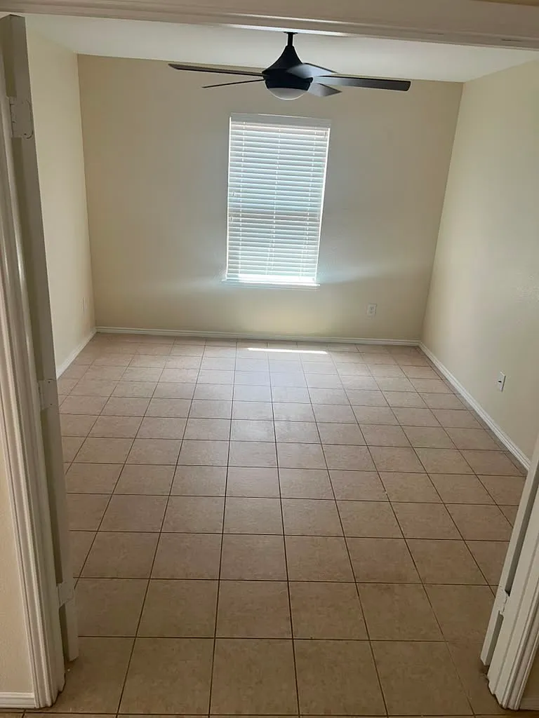 3 bed, 1916 sqft, $2,195 — Photo 3