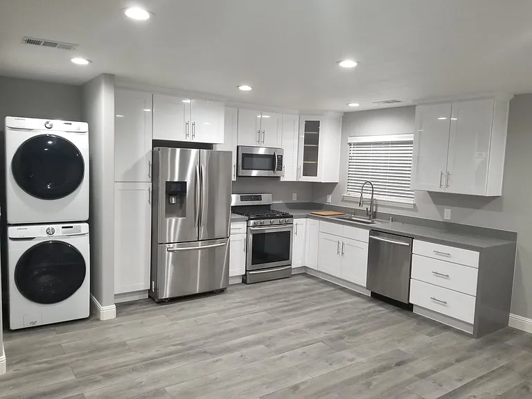 2473 Roslyn Ct — Photo 2