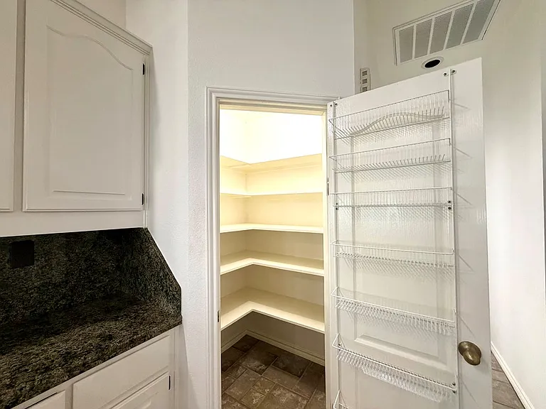 1913 Baywood Dr — Photo 15