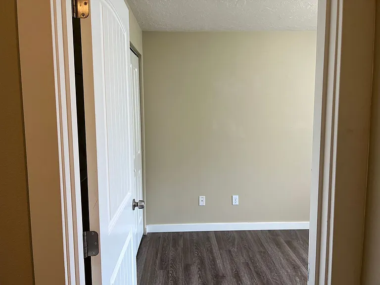 410 SW Fall St — Photo 2