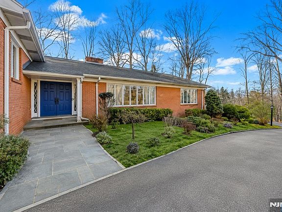3rd image of 32 Litchfield Way