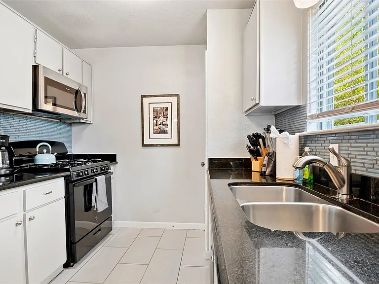 7203 Barnsdale Way — Photo 9