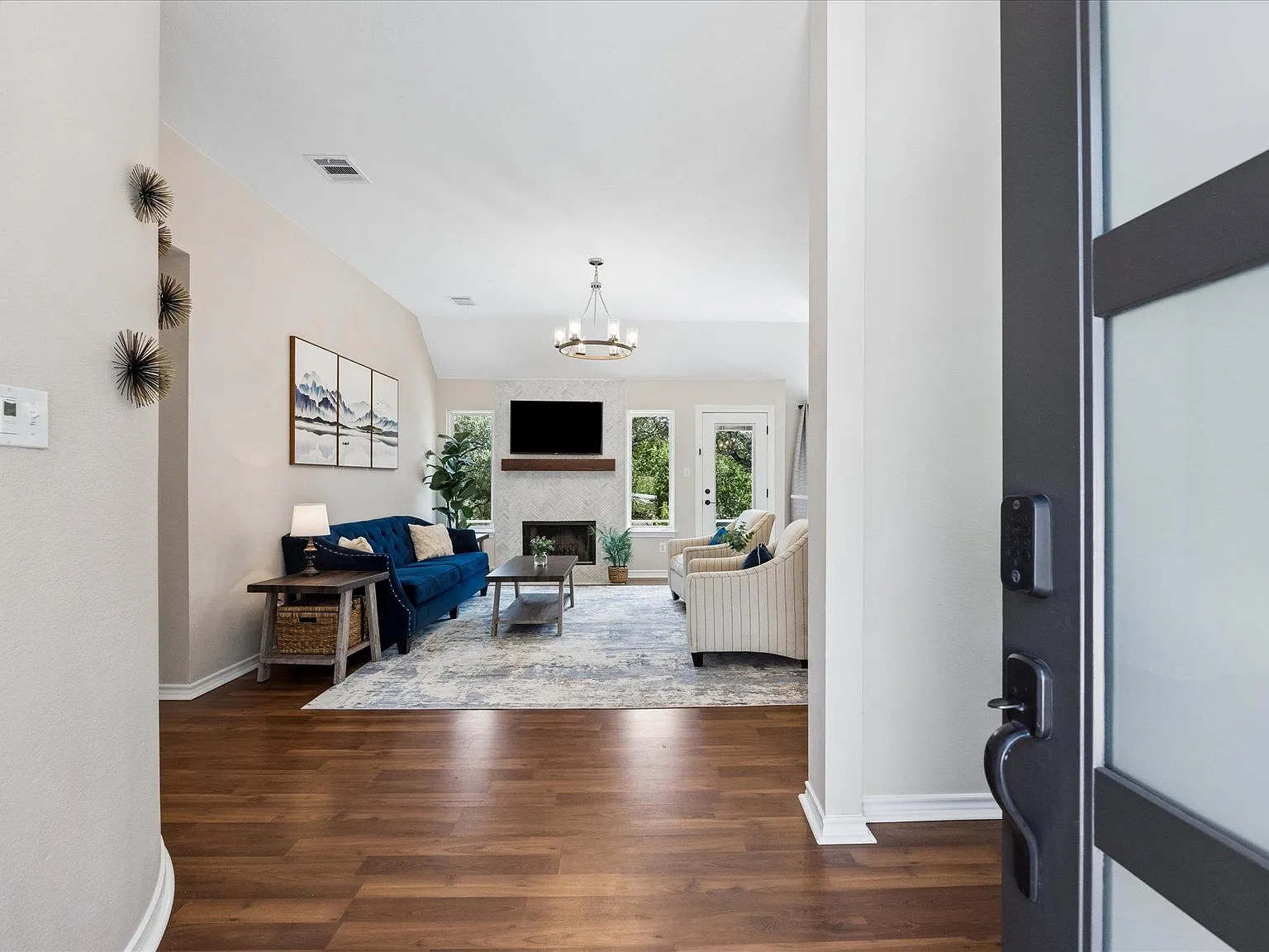 4 bed, 2.0 bath, 2090 sqft, $4,500 — Photo 3