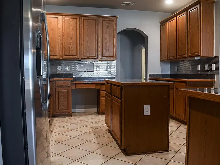 409 Royal Crest Dr — Photo 10