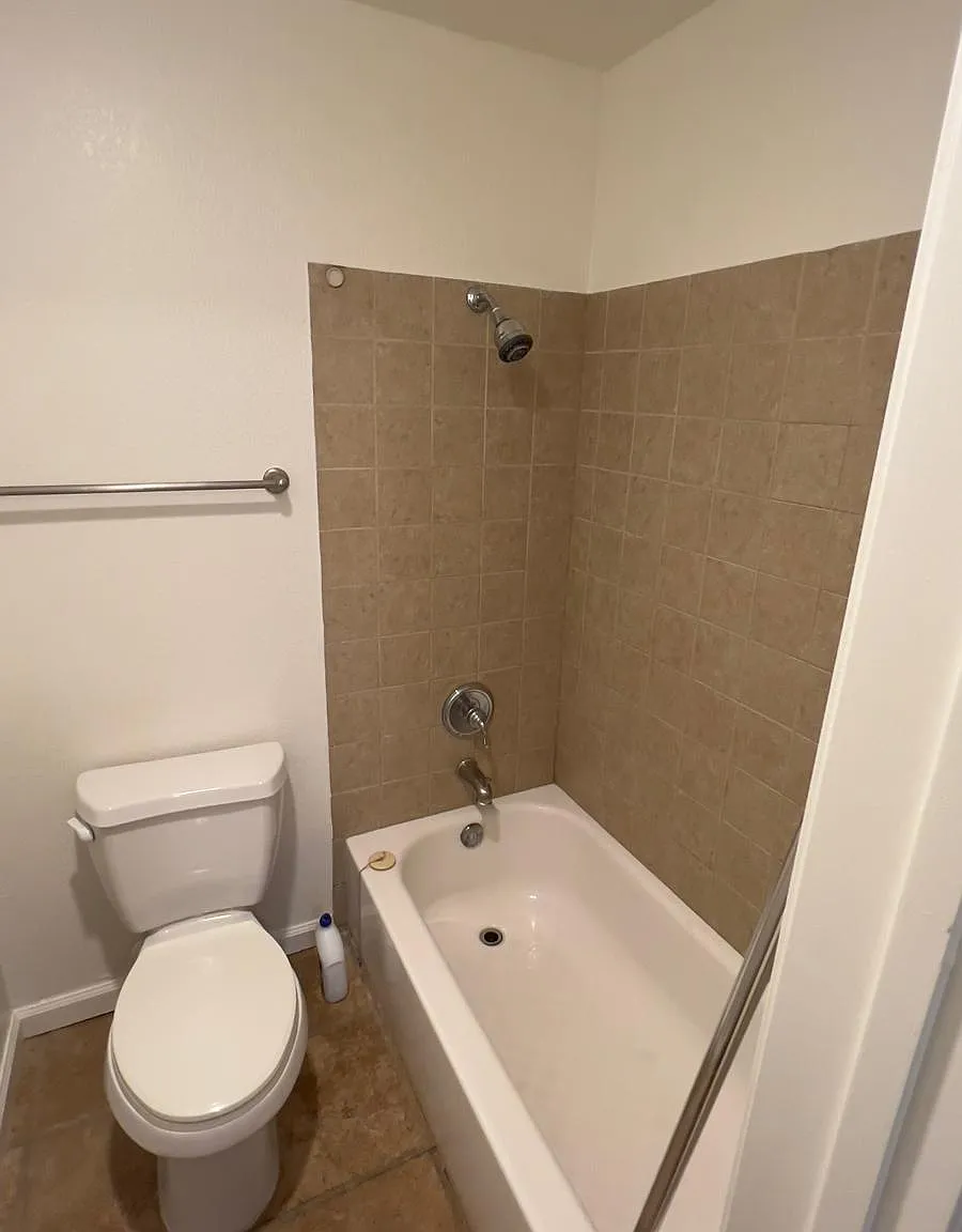 3 bed, 1090 sqft, $3,200 — Photo 1