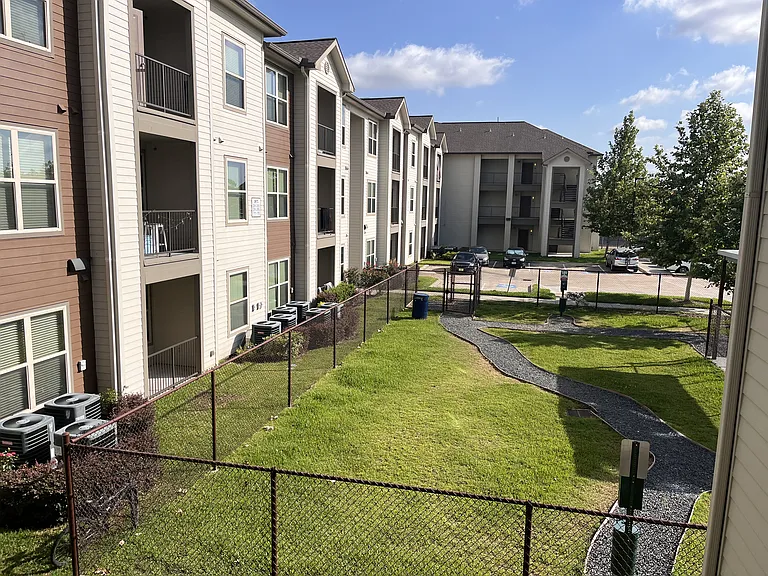 Oaks at Wayside Apartments — Photo 5