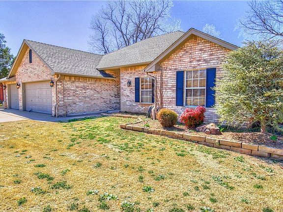 3rd image of 704 Parkwoods Dr
