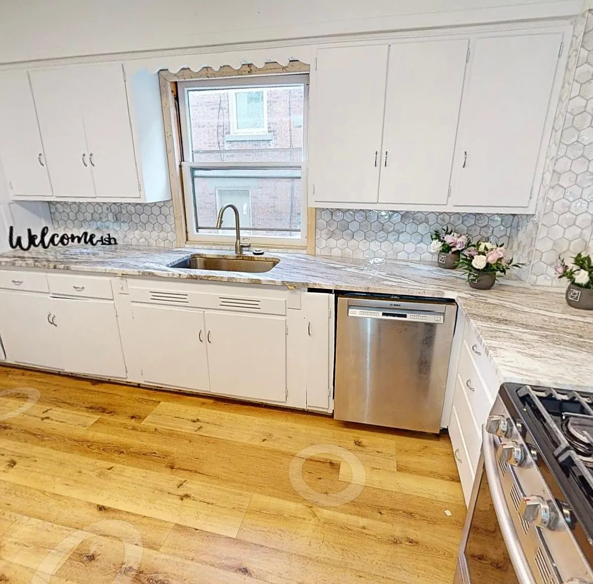 7 bed, 2400 sqft, $6,930 — Photo 2
