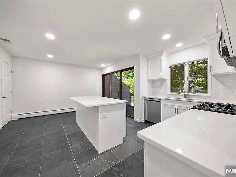 408 Dogwood Ct — Photo 15