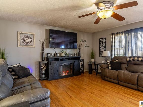 4th image of 160 Rundstrom Way