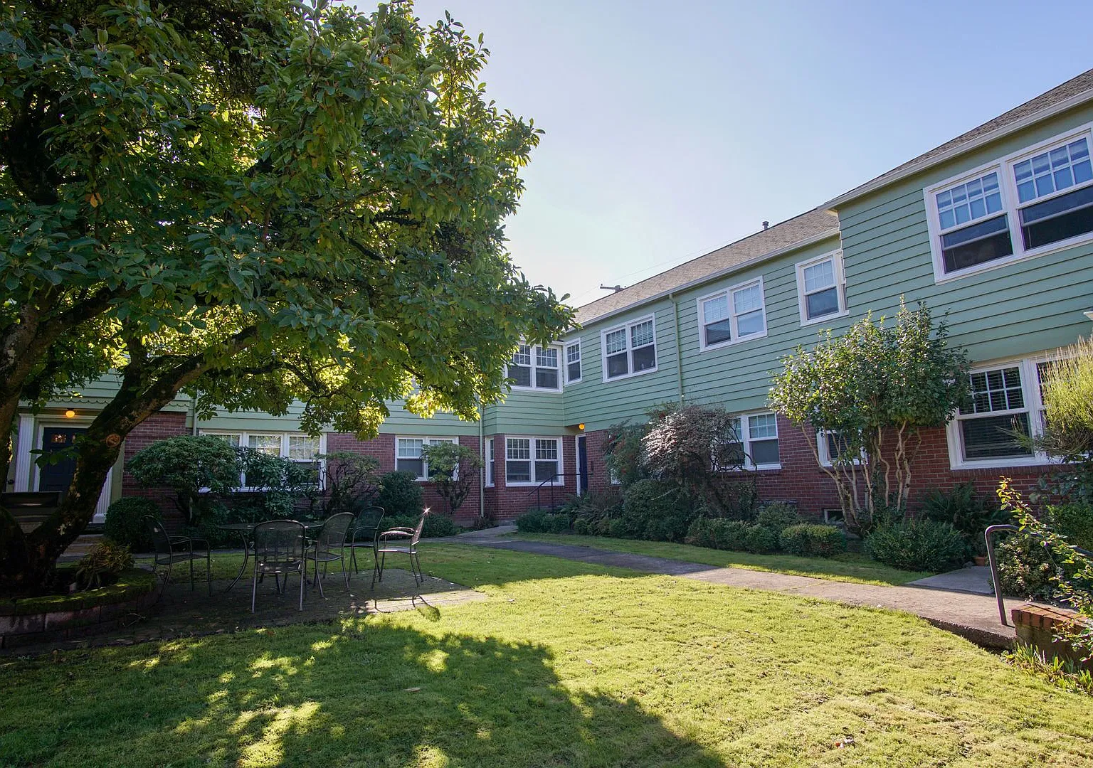 Immaculate Mid-Century Courtyard Top Floor One Bed Awaits Your Arrival! — Photo 1