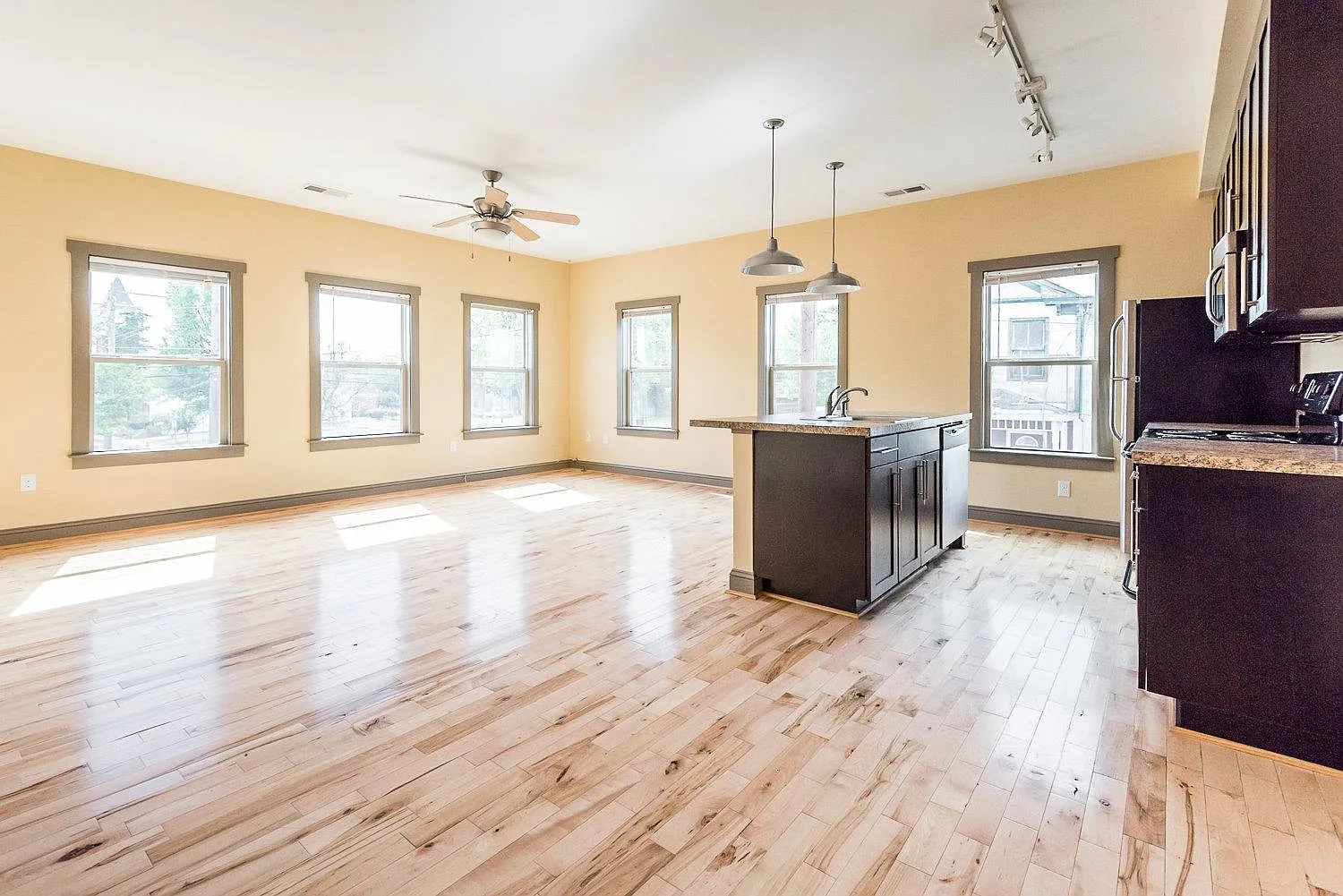 3 bed, 1690 sqft, $2,595 — Photo 2