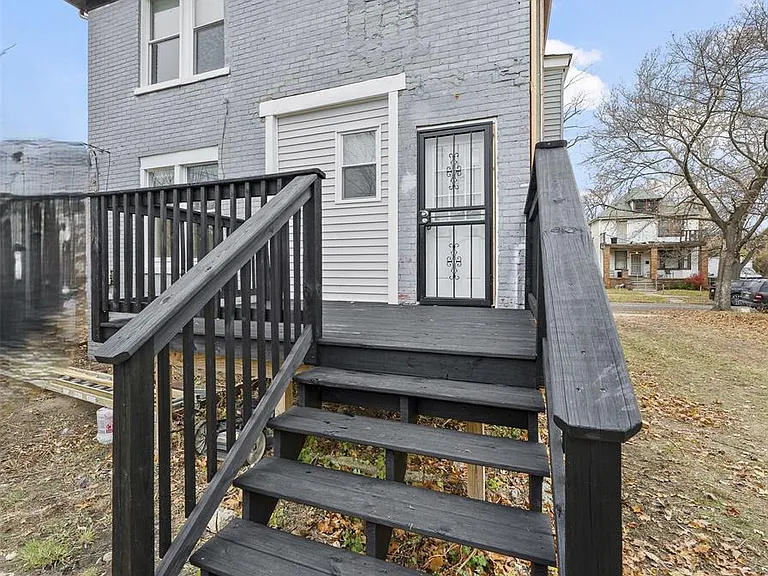 556 Leicester Ct — Photo 27