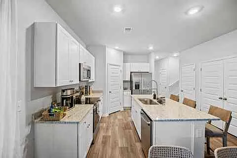 1041 Arborwood Ln SW — Photo 3