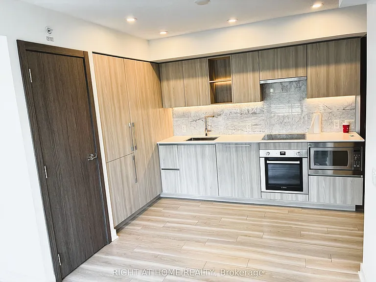 19 Bathurst St #605 — Photo 2